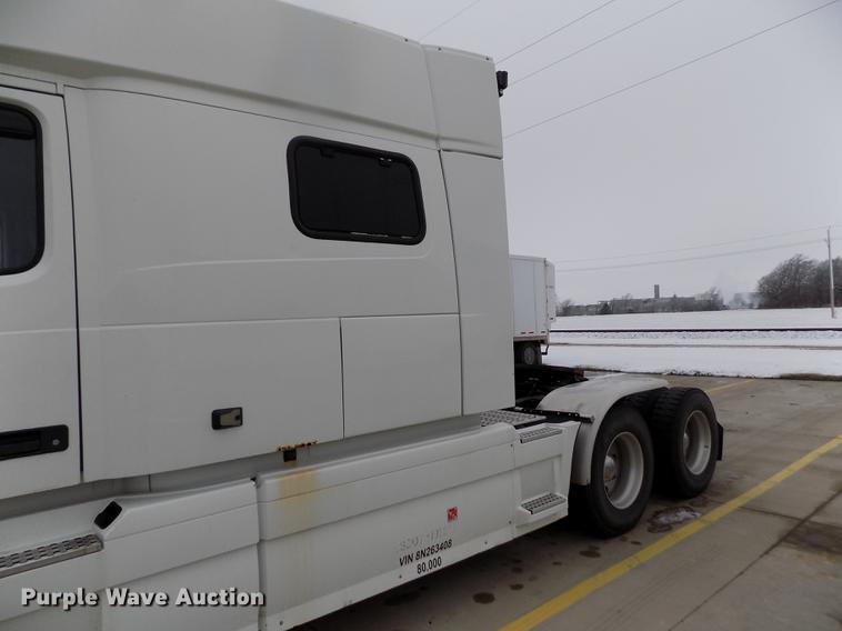 image for item DE0432 2008 Volvo VNL semi truck