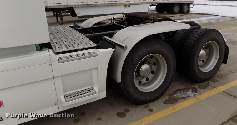 image for item DE0432 2008 Volvo VNL semi truck