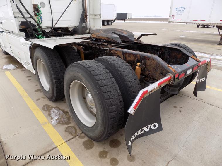 image for item DE0432 2008 Volvo VNL semi truck