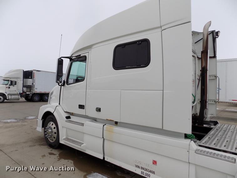 image for item DE0432 2008 Volvo VNL semi truck