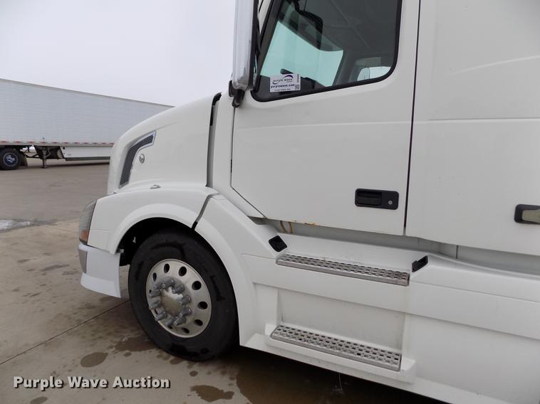 image for item DE0432 2008 Volvo VNL semi truck