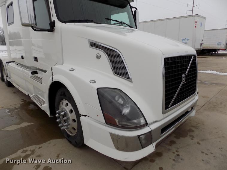 image for item DE0432 2008 Volvo VNL semi truck