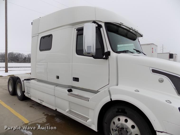 image for item DE0432 2008 Volvo VNL semi truck
