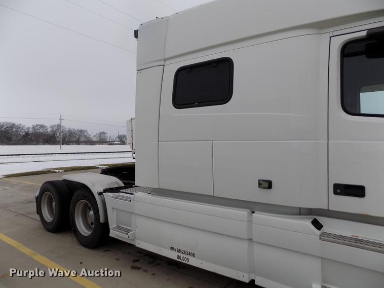 image for item DE0432 2008 Volvo VNL semi truck