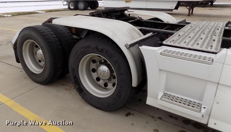 image for item DE0432 2008 Volvo VNL semi truck