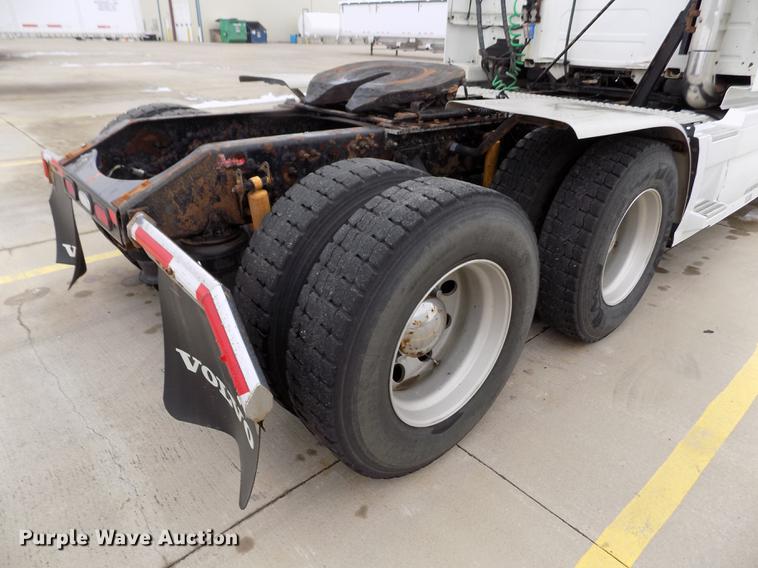 image for item DE0432 2008 Volvo VNL semi truck