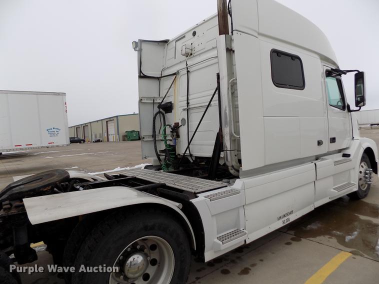 image for item DE0432 2008 Volvo VNL semi truck