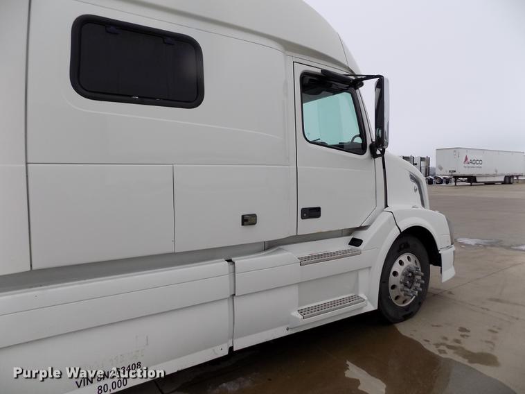 image for item DE0432 2008 Volvo VNL semi truck
