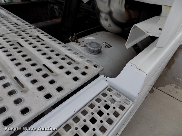 image for item DE0432 2008 Volvo VNL semi truck