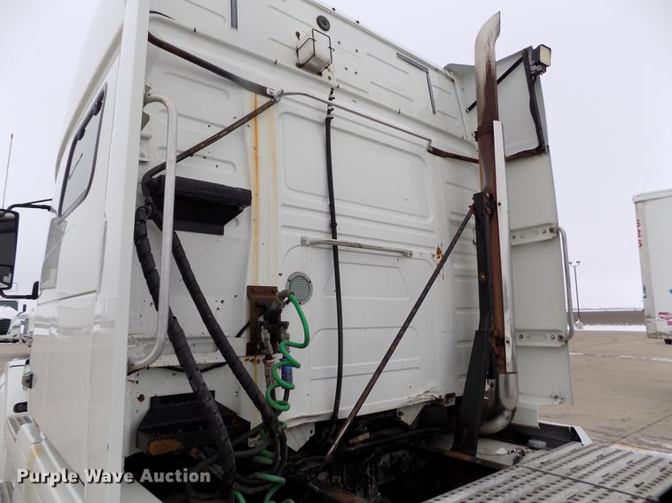 image for item DE0432 2008 Volvo VNL semi truck