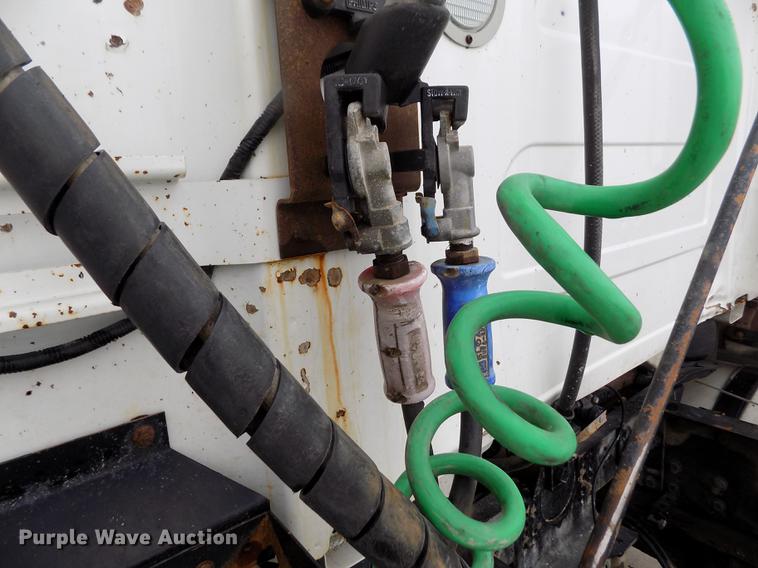 image for item DE0432 2008 Volvo VNL semi truck