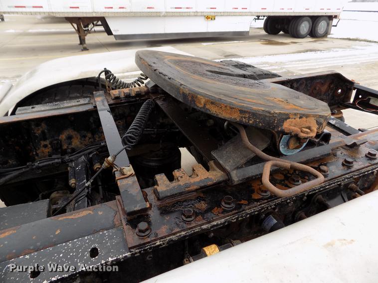 image for item DE0432 2008 Volvo VNL semi truck