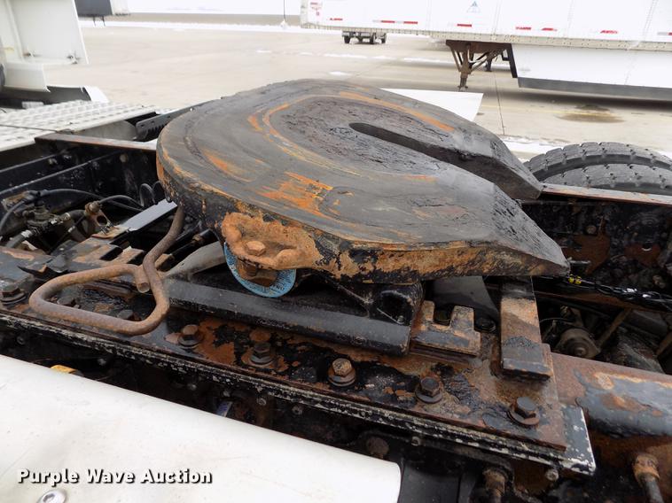 image for item DE0432 2008 Volvo VNL semi truck