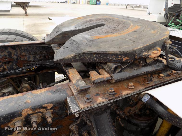 image for item DE0432 2008 Volvo VNL semi truck