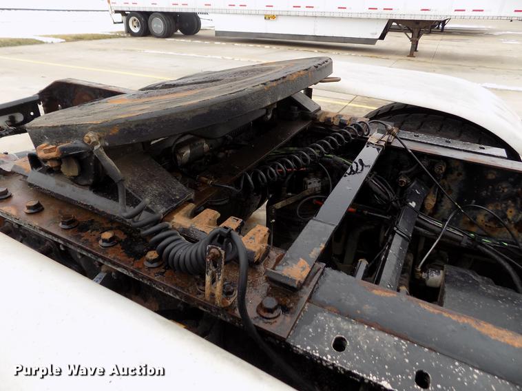 image for item DE0432 2008 Volvo VNL semi truck