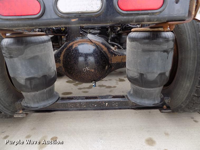 image for item DE0432 2008 Volvo VNL semi truck