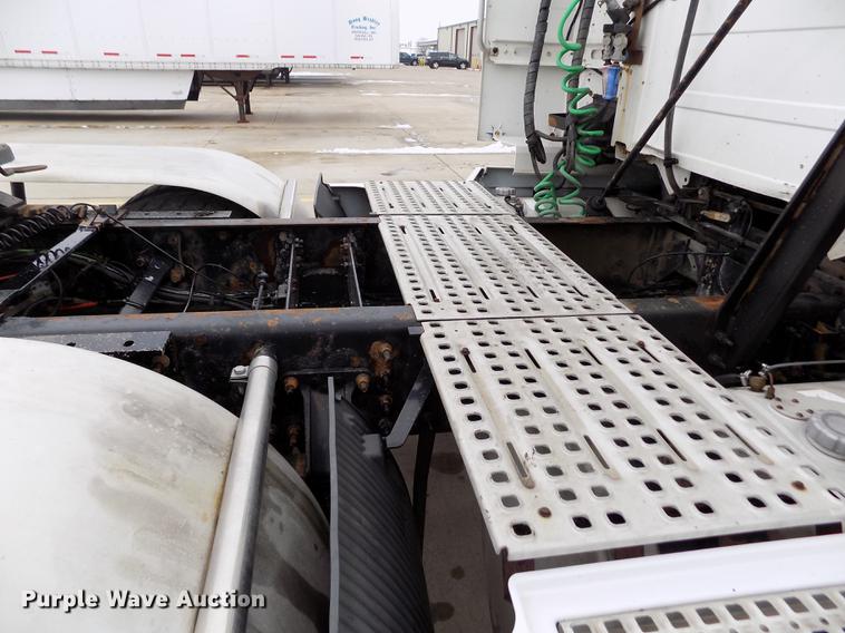 image for item DE0432 2008 Volvo VNL semi truck