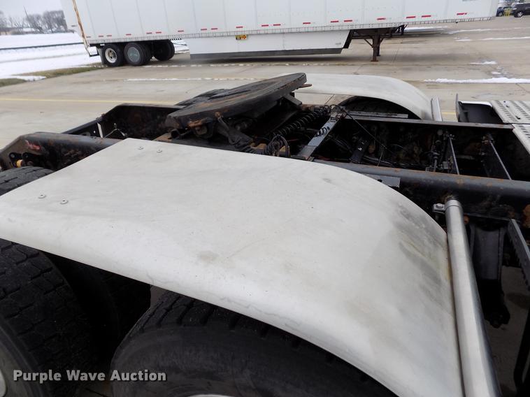 image for item DE0432 2008 Volvo VNL semi truck