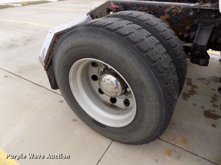 image for item DE0432 2008 Volvo VNL semi truck