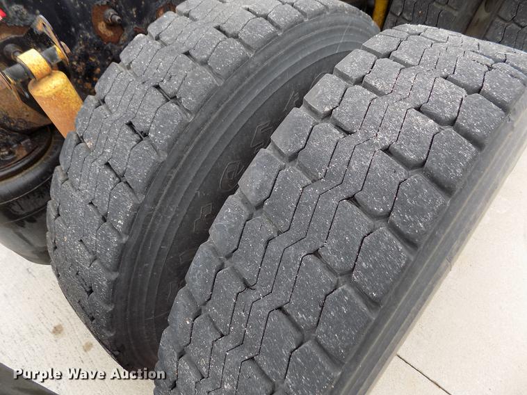 image for item DE0432 2008 Volvo VNL semi truck