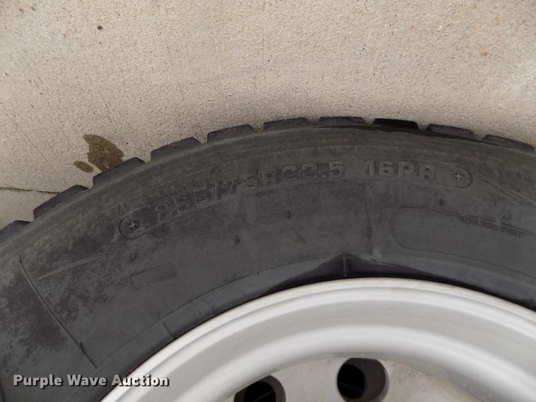 image for item DE0432 2008 Volvo VNL semi truck