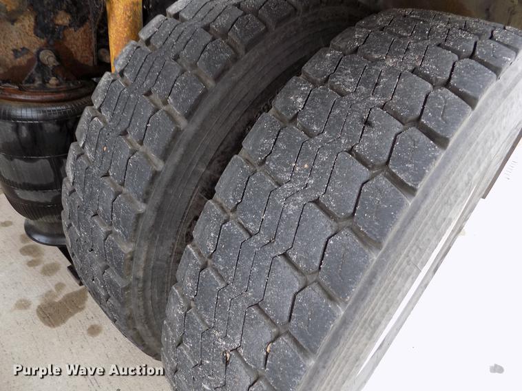 image for item DE0432 2008 Volvo VNL semi truck