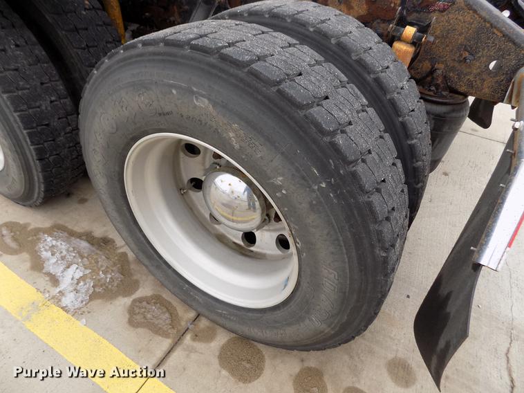 image for item DE0432 2008 Volvo VNL semi truck