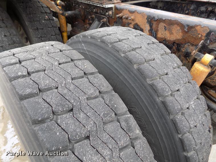 image for item DE0432 2008 Volvo VNL semi truck