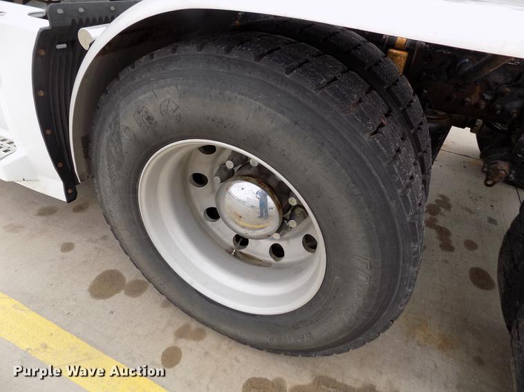 image for item DE0432 2008 Volvo VNL semi truck