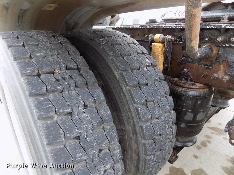 image for item DE0432 2008 Volvo VNL semi truck