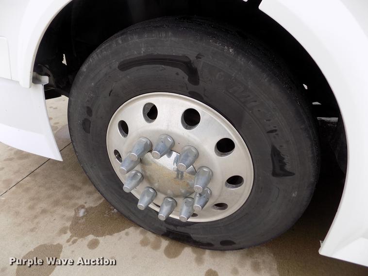 image for item DE0432 2008 Volvo VNL semi truck