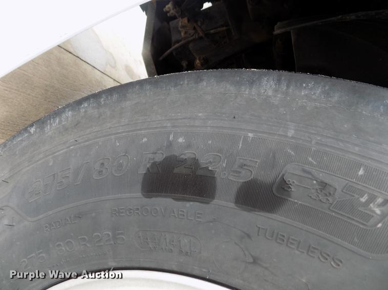 image for item DE0432 2008 Volvo VNL semi truck