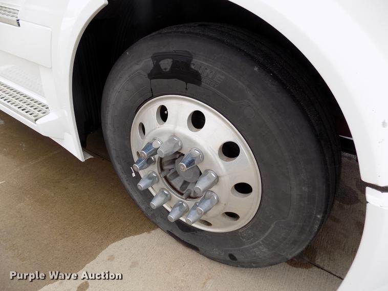 image for item DE0432 2008 Volvo VNL semi truck