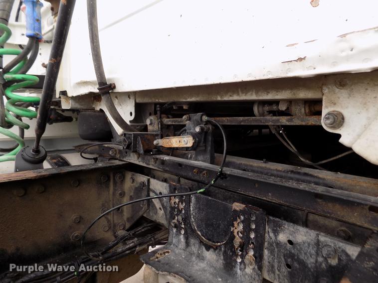 image for item DE0432 2008 Volvo VNL semi truck