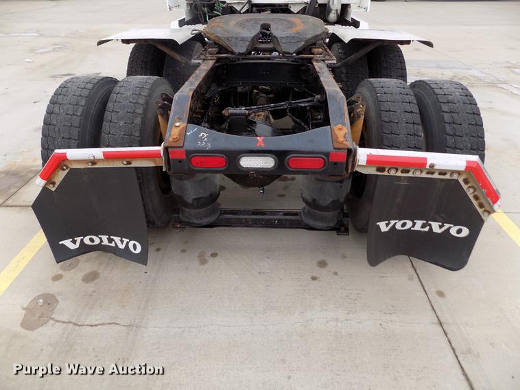 image for item DE0432 2008 Volvo VNL semi truck