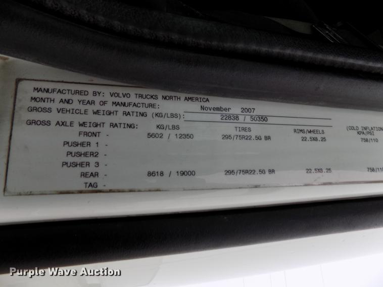 image for item DE0432 2008 Volvo VNL semi truck