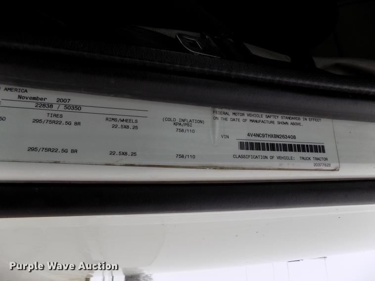 image for item DE0432 2008 Volvo VNL semi truck