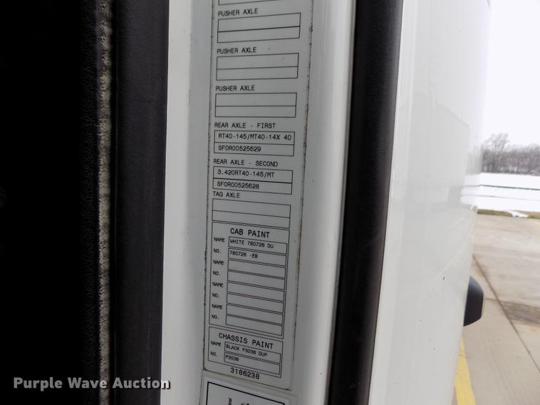 image for item DE0432 2008 Volvo VNL semi truck