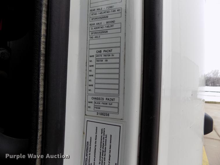 image for item DE0432 2008 Volvo VNL semi truck