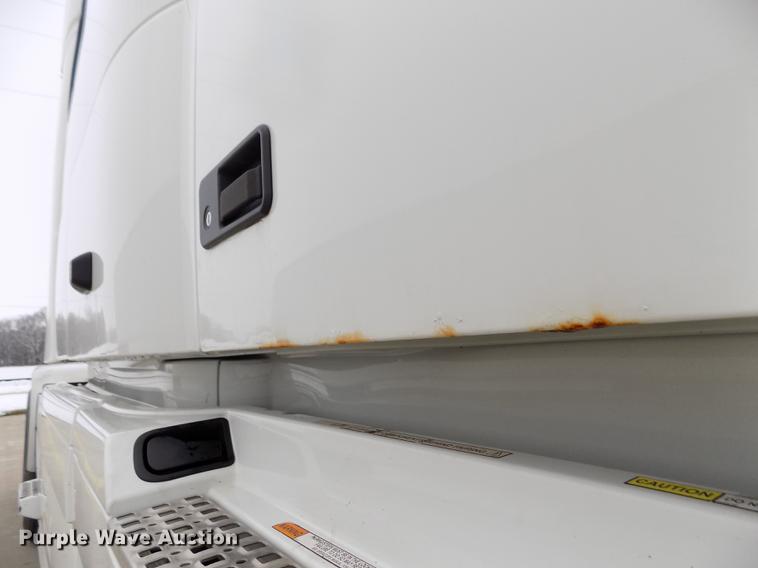 image for item DE0432 2008 Volvo VNL semi truck