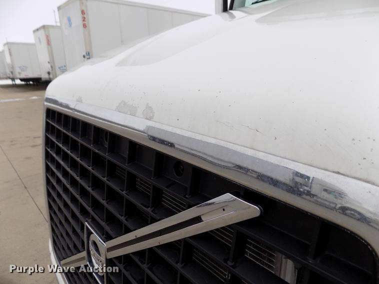 image for item DE0432 2008 Volvo VNL semi truck