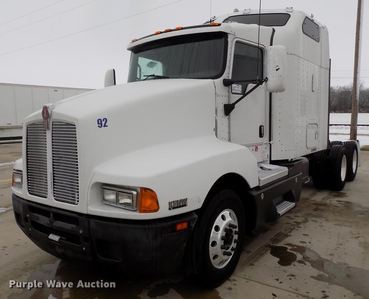 image for item DE0436 2007 Kenworth T600 semi truck