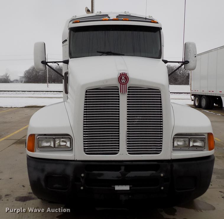 image for item DE0436 2007 Kenworth T600 semi truck