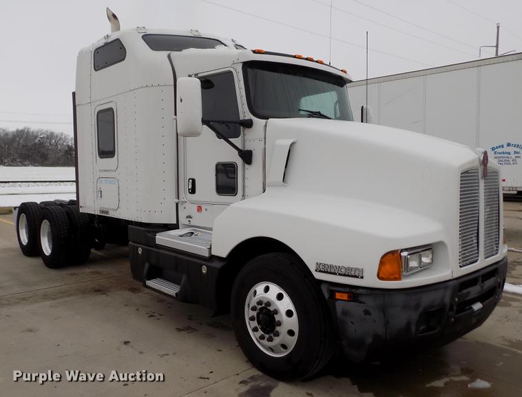 image for item DE0436 2007 Kenworth T600 semi truck