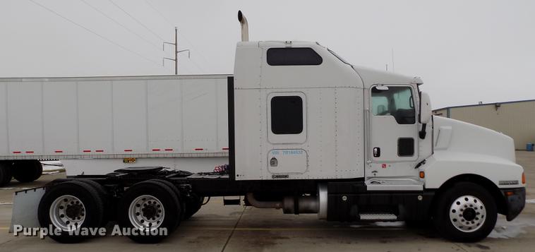 image for item DE0436 2007 Kenworth T600 semi truck