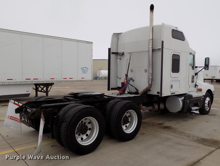 image for item DE0436 2007 Kenworth T600 semi truck