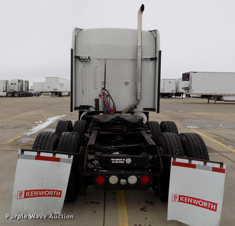 image for item DE0436 2007 Kenworth T600 semi truck