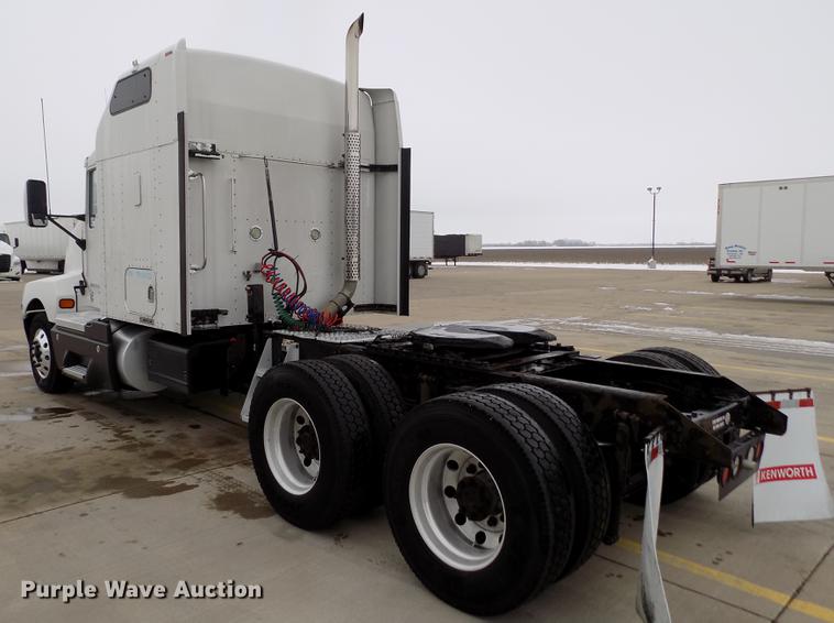 image for item DE0436 2007 Kenworth T600 semi truck