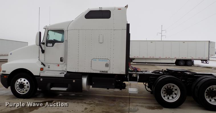 image for item DE0436 2007 Kenworth T600 semi truck