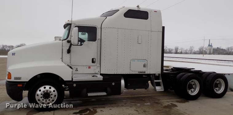 image for item DE0436 2007 Kenworth T600 semi truck